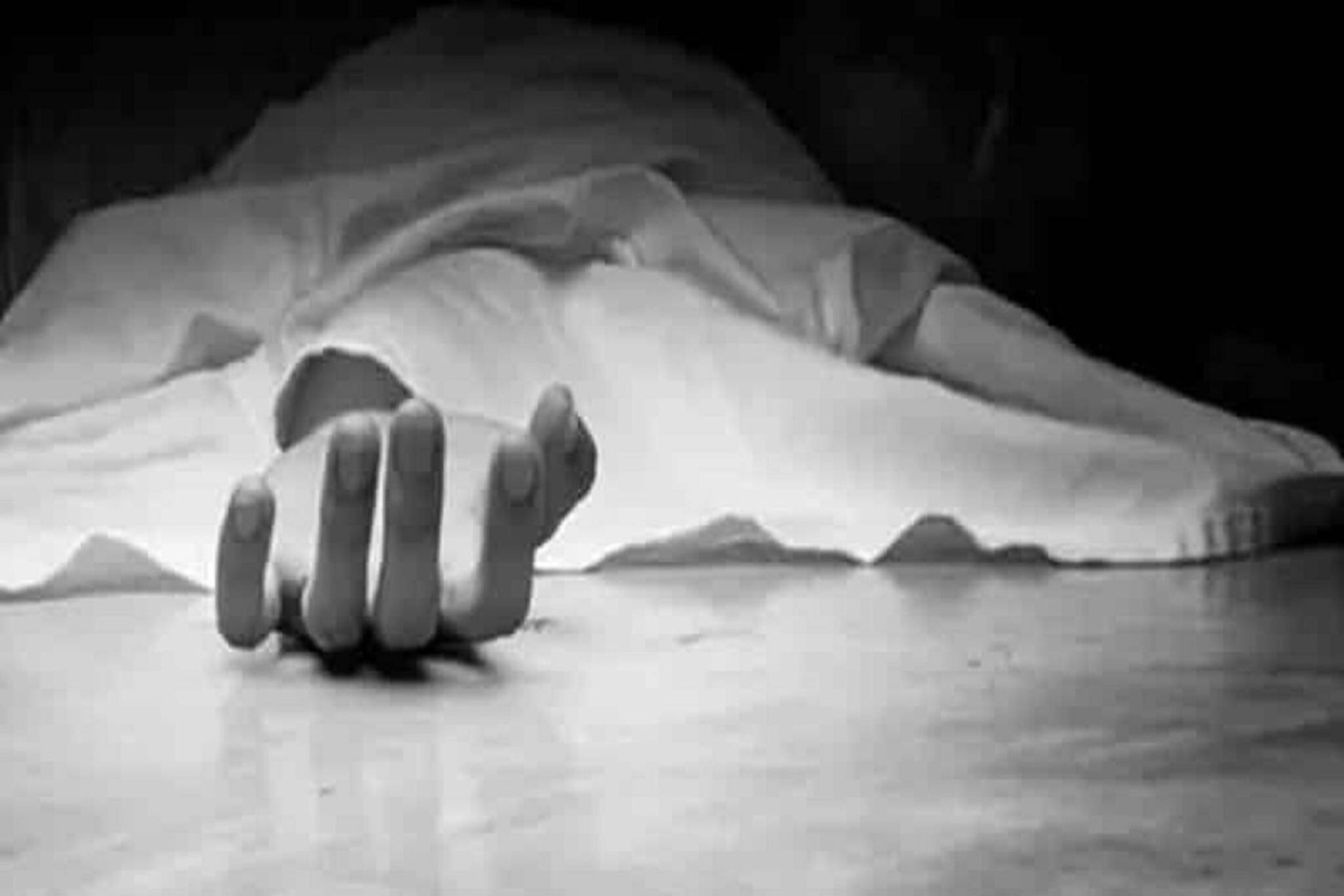 রাতে হঠাৎ বৃদ্ধার ঘর থেকে বিকট আওয়াজ, দৌড়ে যেতেই যা দেখল প্রতিবেশীরা...!