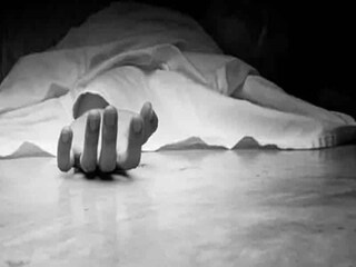 রাতে হঠাৎ বৃদ্ধার ঘর থেকে বিকট আওয়াজ, দৌড়ে যেতেই যা দেখল প্রতিবেশীরা...!