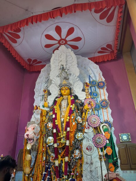  চন্দননগরে ষষ্ঠী থেকে শুরু হয় জগদ্ধাত্রী পুজোর উৎসব৷ অনেক জায়গায় শুধু নবমীতেই আয়োজন করা হয় সম্পূর্ণ পুজোর৷