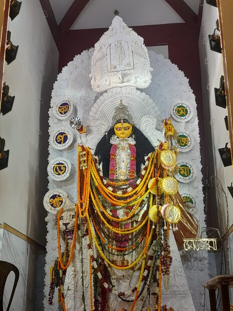 জগদ্ধাত্রী পুজোর নবমী তিথিই সবথেকে বেশি গুরুত্বপূর্ণ৷ তবে দশমী তিথির জন্যেও পালনীয় কিছু রীতি নীতি আছে৷ প্রচলিত বিশ্বাস সেগুলি পালন করলেই সংসারে বর্ষিত হবে অর্থ এবং সুখশান্তি৷