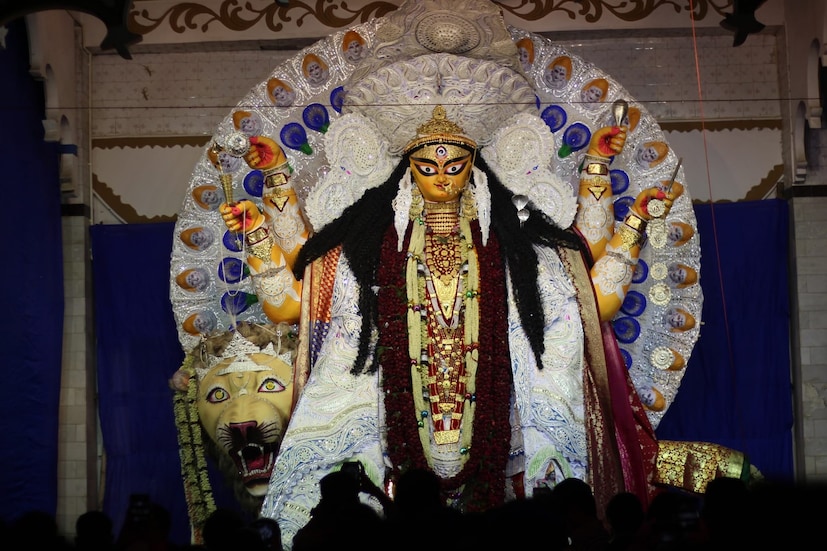 নতুন সিঁদুরের কৌটো পুরোহিতকে দিয়ে পুজো করিয়ে নিন। তার পর সেখান থেকে মায়ের চরণে কিছুটা সিঁদুর দিন। বাকিটা তুলে রাখুন। এতে সংসারের শুভ ও মঙ্গল হয় বলেই বিশ্বাস৷