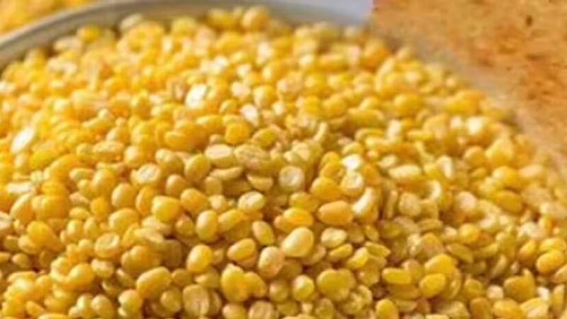 মুগডালে প্রচুর পরিমাণে আছে আয়রন, ক্যালসিয়াম ও প্রোটিন৷ ডাক্তারের তরফে চিকিৎসাগত বাধা না থাকলে ব্লাড সুগারেও খাওয়া যায় এই ডাল৷ তবে ডালে অতিরিক্ত তেল বা ঘি দেওয়া যাবে না৷
