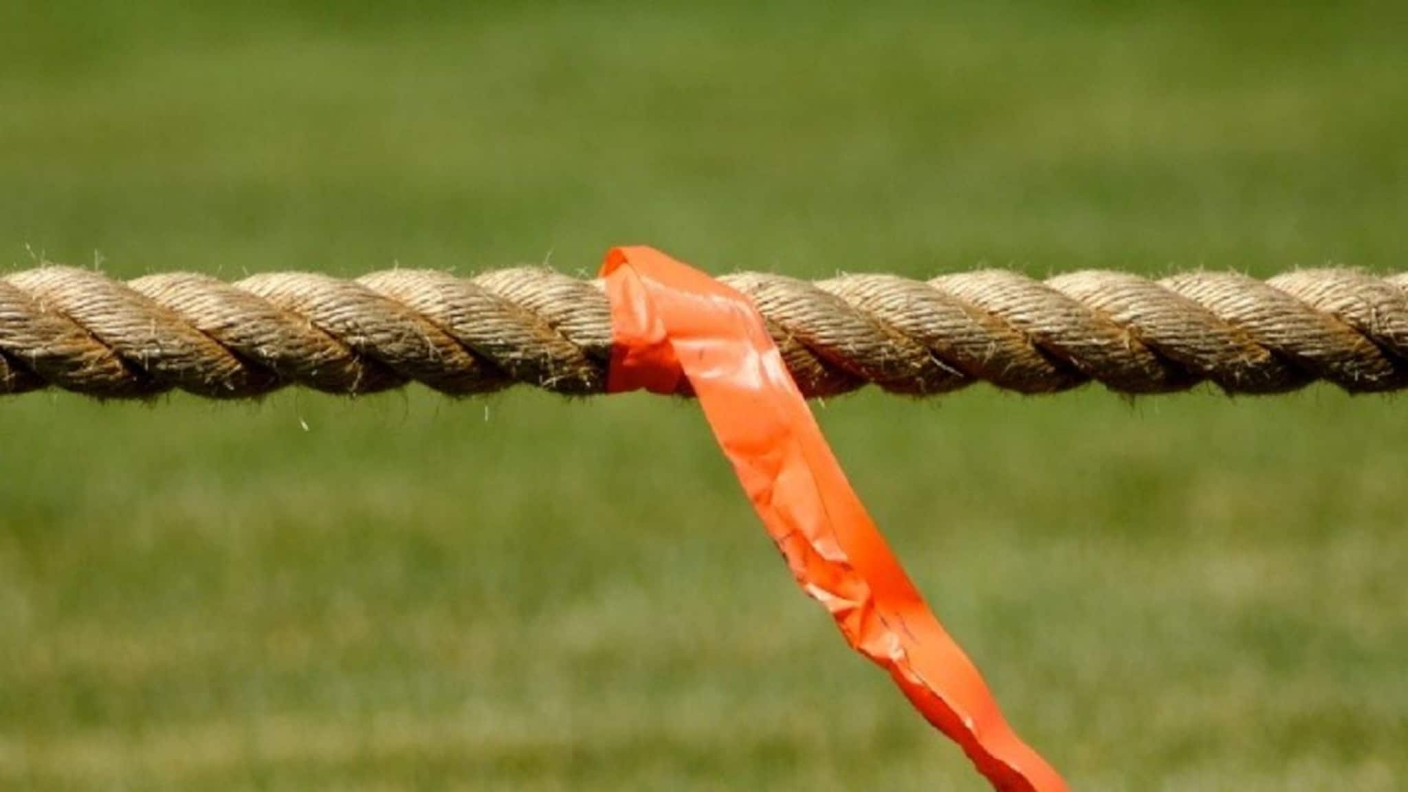 কোমরে বাঁধা শাড়ি, দড়িতে টান মহিলাদের