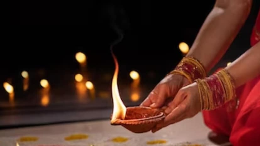 সোমবার কার্তিক পূর্ণিমায় পালিত হবে দেব দীপাবলি৷ বারাণসীতে মহা সমারোহে পালিত হয় এই পার্বণ৷ আলোর মালায় সেজে ওঠে গঙ্গার ঘাট এবং প্রাচীন এই শহরের বিভিন্ন কোণ৷