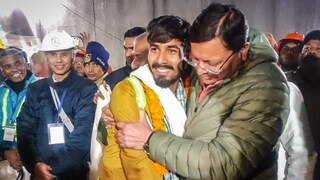 উদ্ধার হওয়া শ্রমিকের সঙ্গে উত্তরাখণ্ডের মুখ্যমন্ত্রী৷ ছবি- পিটিআই