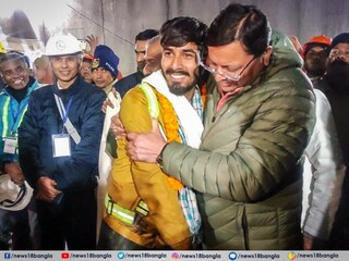 উদ্ধার হওয়া শ্রমিকের সঙ্গে উত্তরাখণ্ডের মুখ্যমন্ত্রী৷ ছবি- পিটিআই উদ্ধার হওয়া শ্রমিকের সঙ্গে উত্তরাখণ্ডের মুখ্যমন্ত্রী৷ ছবি- পিটিআই