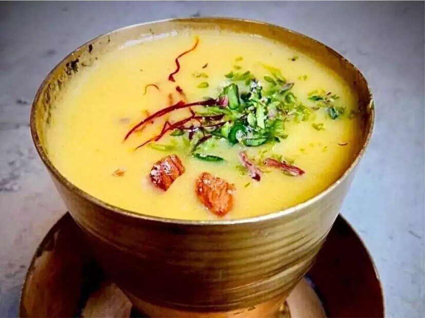 একটু ঘন এই খাবারের অনেক গুণ ৷ গলার সংক্রমণ এবং অন্যান্য উপসর্গ দূর করতে খেতে হয় গরম গরম ৷ স্বাদ বাড়ানোর জন্য ইচ্ছে হলে চিনি বা গুড়ও যোগ করা যায় ৷