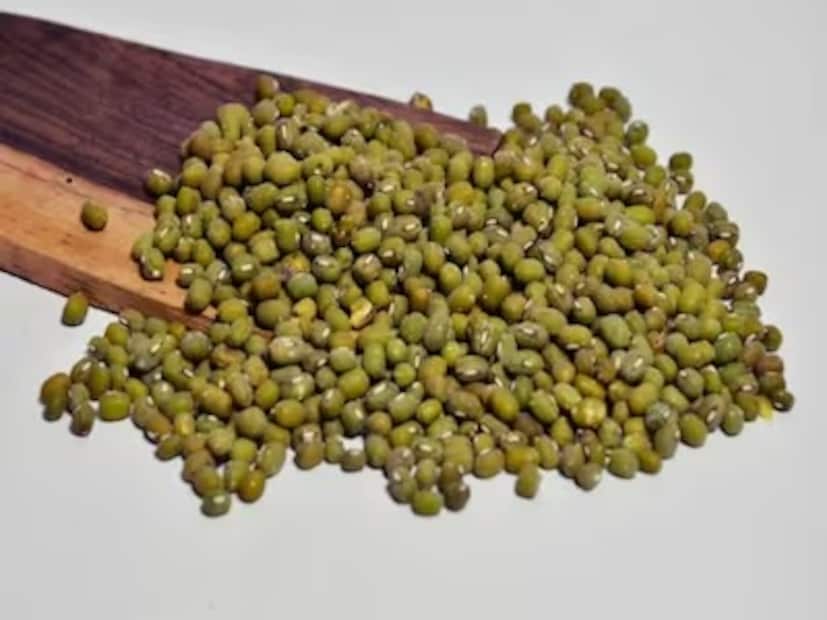 সবুজ মুগডালে আছে পটাশিয়াম এবং ম্যাগনেসিয়াম। এই দুই উপাদান ব্লাড প্রেশার কমাতে সহায়ক। 