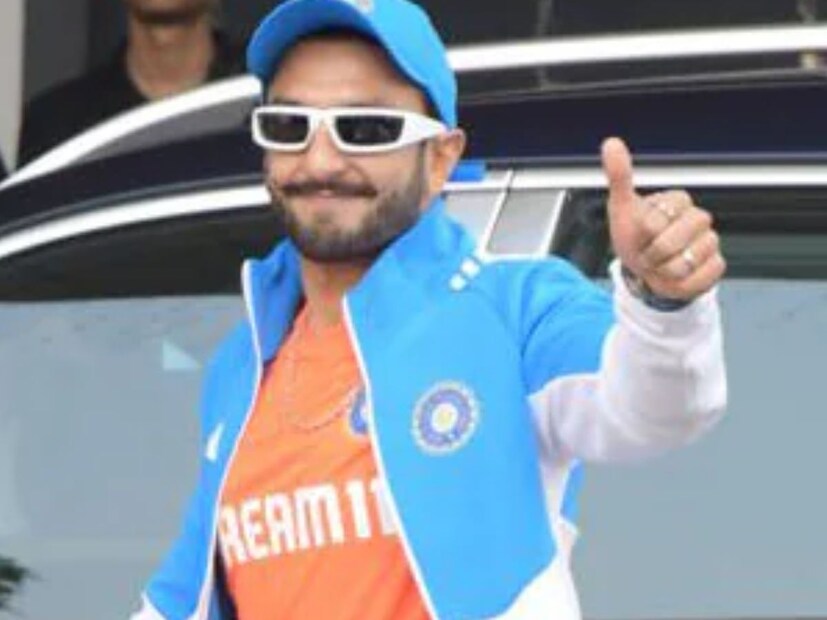 রণবীর সিংফাইনাল ম‍্যাচ দেখতে মাঠে এসেছেন স্বামী স্ত্রী দুজনেই। দীপিকার পাশেই বসে খেলা দেখছেন রণবীর সিং। 