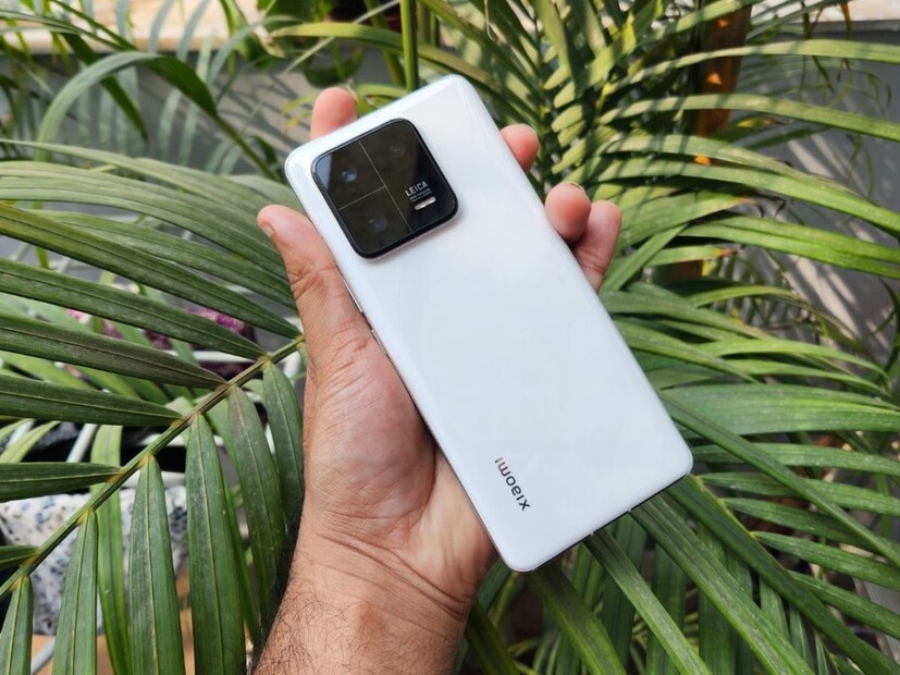 Xiaomi 13 Pro - অবশেষে আমরা এই তালিকাটি Xiaomi 13 Pro ফোন দিয়ে শেষ করছি। যেটিতে Leica টিউন করা সেন্সরগুলির ক্ষমতা রয়েছে৷ লাইকা স্ট্যাম্প ছাড়াও, ১৩ প্রো গ্রাহকদের মনোক্রোম মোডে সেরা কিছু ফটো তুলতে দেয়, যা উৎসবের মরশুমের সেরা স্মৃতি ধরে রাখতে সাহায্য করবে।