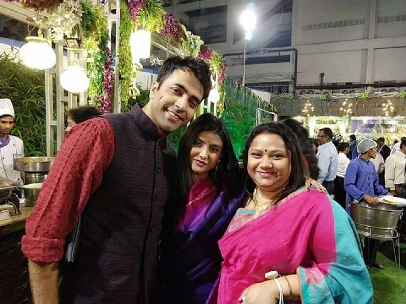 নন্দিনী লিখলেন, ‘আমার বিয়ে হয়েছে ১৬ বছর হয়ে গেল। নিজেকে ভাগ্যবান বলে মনে হয় যে আবির অভিনেতা হিসেবে দারুণ জনপ্রিয় হওয়ার অনেক আগে কাজটা সেরে ফেলেছি। জানি না বিয়ের পর মুহূর্ত থেকে অচেনা-অজানা মানুষদের থেকে ক্রমাগত ধেয়ে আসা নোংরা, অসভ্য অশালীন মন্তব্য শুনে আমার মানসিক অবস্থা কী হত!’