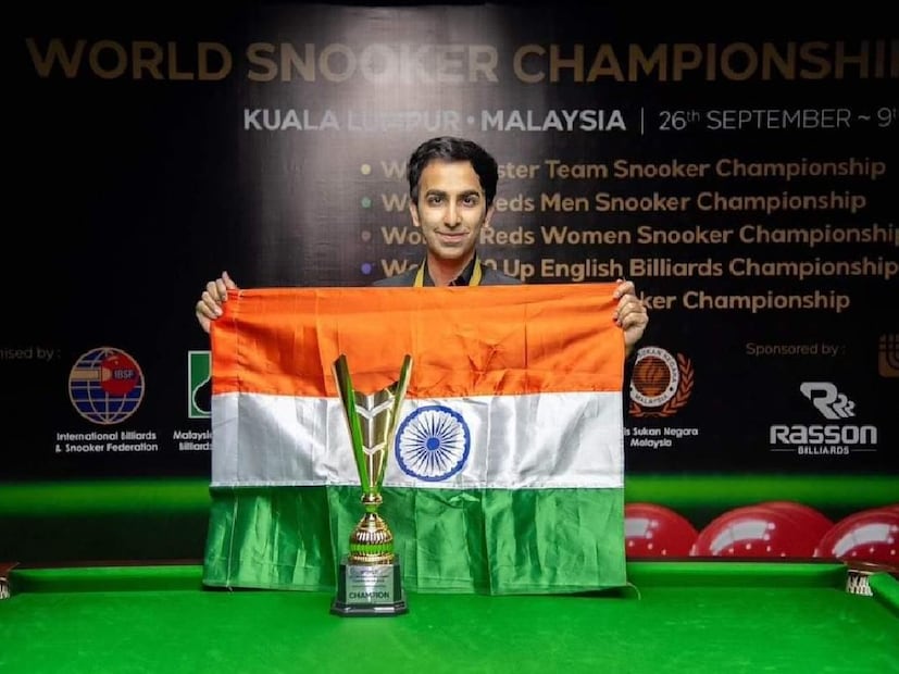ম্যাচ যত গড়ায় ততই একের পর এক ভুল করতে থাকেন সৌরভ। ফলে ম্যাচের রাশ নিজের হাতে নিয়ে নেন পঙ্কজ।