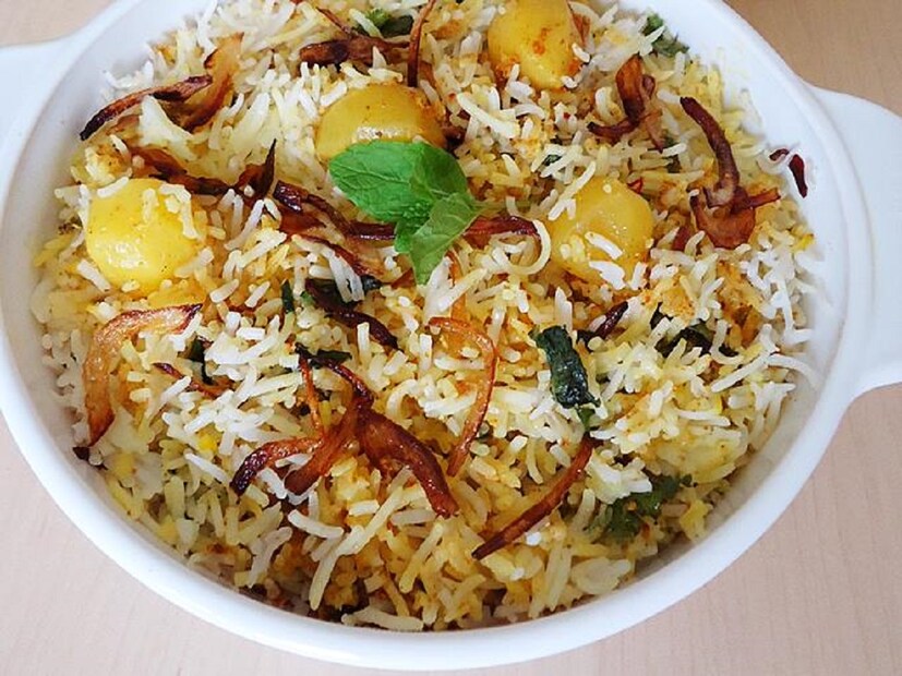 তৃতীয় এবং সব থেকে বড় কারণ হল আলুর সাইজ বড় রাখা হয় যাতে রাইস পরিমাণে কম দেওয়া যায়। আলু বড় হলে অনেকটা জায়গা নিয়ে নেয়! বিরিয়ানির চাল কম দেওয়ার জন্যই প্রথমে আলুর সাইজ বড় করা হয়। এক পিস বড় আলুতে প্লেট ভরে যায়! এদিকে বিরিয়ানির চালও কম দিলেই হয়। এটা আসলে এক ধরণের বুদ্ধি লাগিয়ে খরচ বাচানো! photo source collected