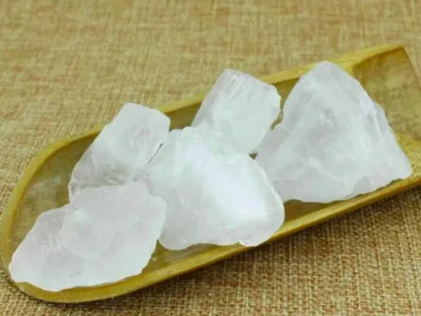 Benefits of Fitkari: জল পরিশুদ্ধ করতে- খাবার জলে এক টুকরো ফিটকারি ফেলে রাখুন। জলের মধ্যে ঘুরে বেড়ানো বিভিন্ন ক্ষতিকর কণা ধীরে ধীরে নীচে থিতিয়ে পড়ে যাবে। তারপর বাকি পরিষ্কার জল ছেঁকে খেয়ে ফেলুন।