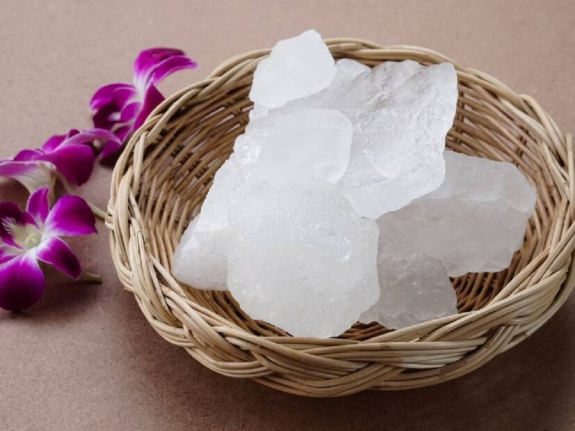 Benefits of Fitkari: গলা ব্যথা কমায়- আগেকার দিনে ফিটকারি গুঁড়োর সঙ্গে মধু এবং আদা মিশিয়ে খাওয়া হত। এই ঘরোয়া টোটকায় গলার ব্যথা সেরে যেত। অ্যান্টিসেপ্টিক বৈশিষ্ট্য আছে বলে মনে করা হয়।