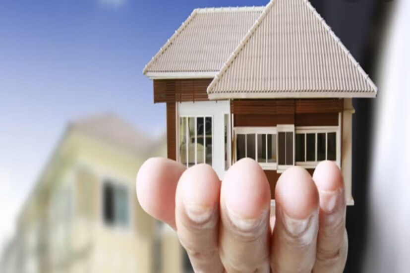 কারা এই প্রকল্পের সুবিধা পাবেন? যোগ্যতার মানদণ্ড জানিয়ে একটি বিজ্ঞপ্তি জারি করেছে সরকার। সেখানে জানানো হয়েছে, গ্রামসভায় সুবিধাভোগীদের তালিকা তৈরি করা হবে। তারপর ৩১ বর্গমিটার জায়গায় বাড়ি নির্মাণ করে দেবে সরকার।