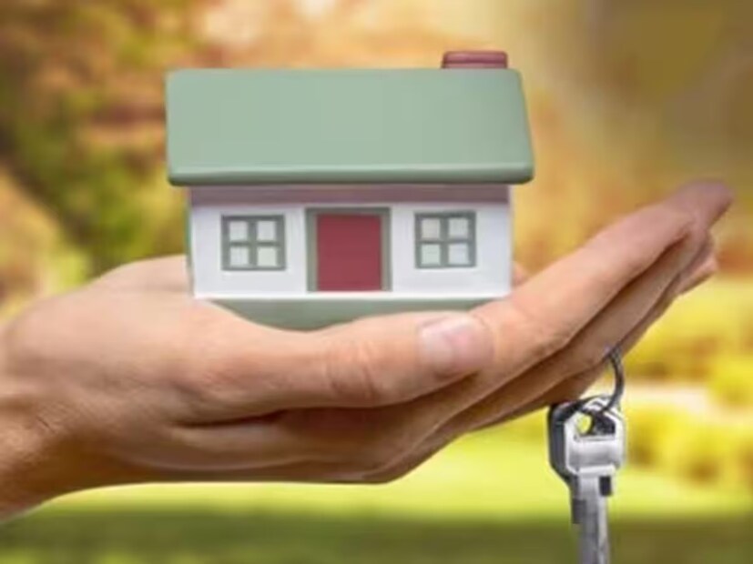 প্রসঙ্গত, ‘প্রধানমন্ত্রী আবাস যোজনা গ্রামীণ’ প্রকল্পে গৃহহীনদের ১.২০ থেকে ১.৩০ লাখ টাকায় দুই কামরার বাড়ি করে দেয় কেন্দ্র সরকার। ‘আবুয়া আবাস যোজনা’ প্রকল্পে তিন কামরার বাড়ি এবং একটি রান্নাঘর করে দেবে ঝাড়খণ্ড সরকার।