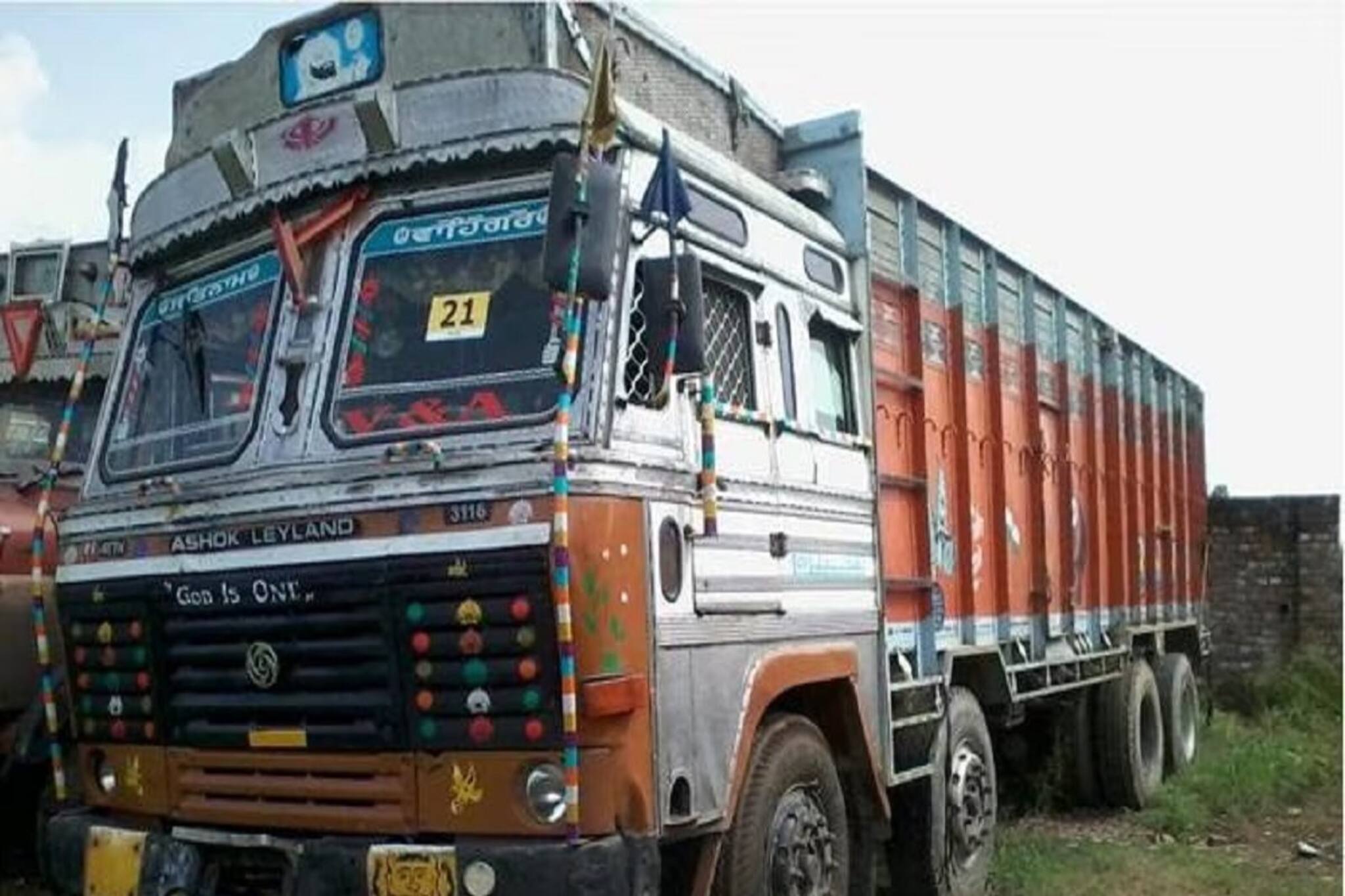 দুটি লরি আটকাল পুলিশ, তাতে কী মিলল? রায়গঞ্জে তোলপাড় পড়ে গেল