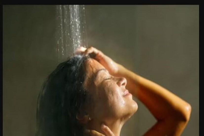 এ বার ঠান্ডা জল দিয়ে স্নানের কথা বলা যাক। ডাক্তার অভিনব রাজ বলেন, যে কোনও ঋতুতে মিষ্টি পানি দিয়ে গোসল করা যায়। সারারাত জল ভর্তি থাকলে এবং প্রচণ্ড ঠান্ডা হলে তা সর্দি-কাশির কারণ হতে পারে। তবে আয়ুর্বেদে শীতকালে মিষ্টি জলকে ক্ষতিকর বলে মনে করা হয় না। যাদের রোগ প্রতিরোধ ক্ষমতা শক্তিশালী, তাঁরা শুদ্ধ জল দিয়ে স্নান করতে পারেন।