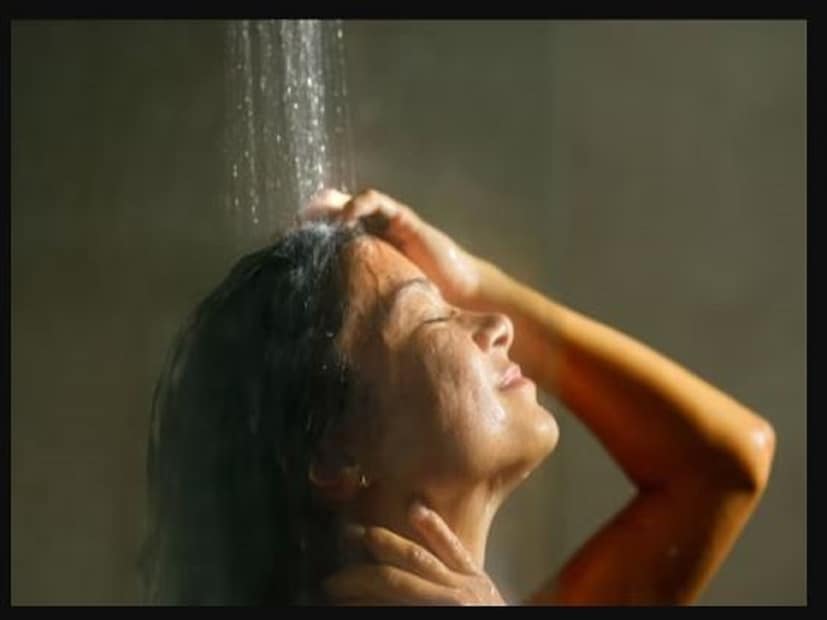 স্নানের সঠিক সময় শাস্ত্র অনুসারে, স্নানের জন্য ব্রাহ্ম মুহুর্ত হল ভোর ৩.৩০ থেকে ৫.৩০ পর্যন্ত। তারপরে স্নানের জন্য শিব মুহুর্ত হল সকাল ৬ থেকে ৮ পর্যন্ত। তারপর হরি মুহুর্ত সকাল ৮ থেকে ১০ পর্যন্ত স্থায়ী হয়। আপনি যদি এই সময়ে স্নান করেন তবে আপনার স্বাস্থ্য ভাল থাকবে।