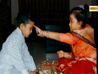 বোনেরা তাঁর ভাইয়ের মঙ্গল কামনা করে তাঁদের কপালে ফোঁটা দেয়