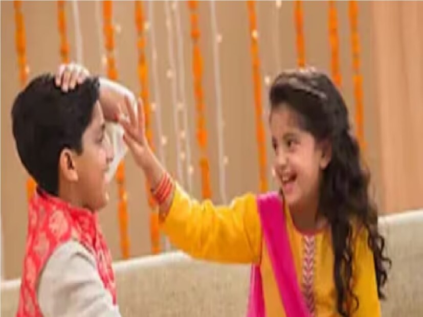 ভাই ফোঁটা: এটি ভাই-বোনের সম্পর্কের উদযাপনের উৎসব। এই দিন, সন্ধ্যায়, যমরাজের জন্য বাড়ির বাইরে একটি ৪ বাতির প্রদীপ জ্বালান এবং প্রদীপটি দান করুন।