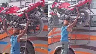 একহাতে বাইক তুলে অবলীলায় ভাঙছেন সিঁড়ি