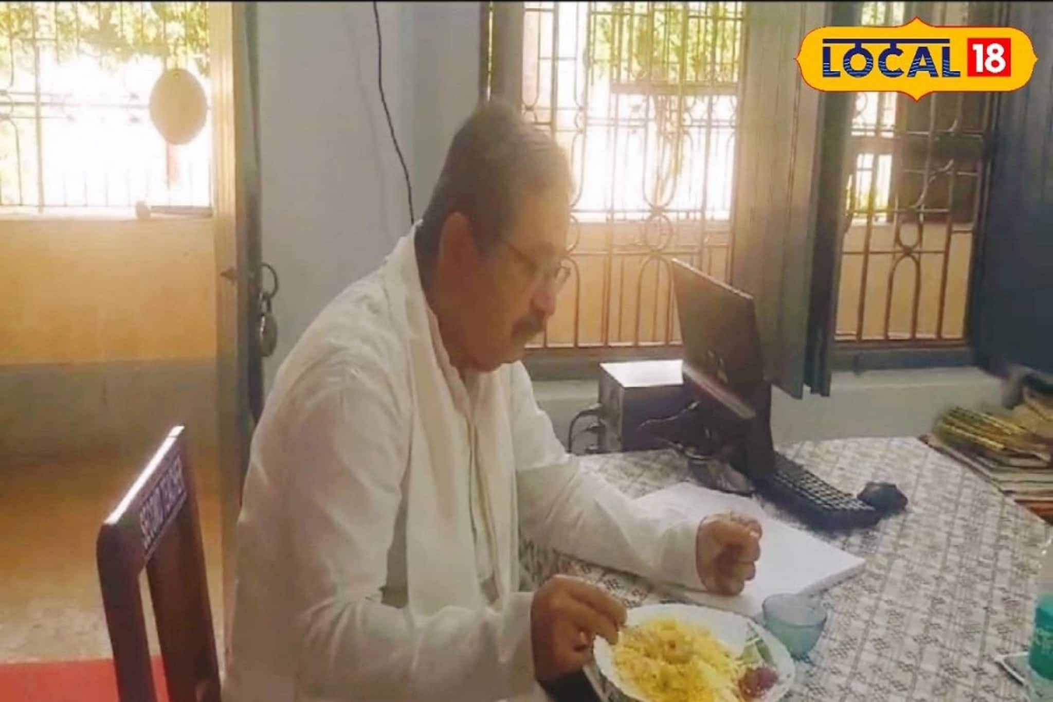 বিধায়কের অন্য রূপ! স্কুলে ঢুকে পড়ুয়াদের সঙ্গে মিড ডি মিল খেলেন অশোক লাহিড়ী