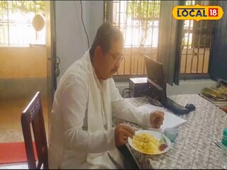 মিড ডে মিল খাচ্ছেন বিধায়ক