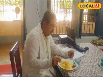 মিড ডে মিল খাচ্ছেন বিধায়ক