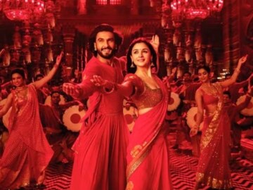 ‘ঢিন্ডোরা বাজে রে’ গানে নাচের দৃশ্যে ভয়ে হাত-পা ঠান্ডা হয়ে গিয়েছিল রণবীরের