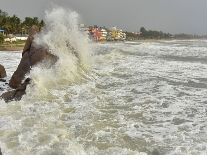 Cyclone Midhili Updates, West Bengal Weather Update: ভারতীয় মৌসম বিভাগের সর্বশেষ রিপোর্ট বলছে ওড়িশা, পশ্চিমবঙ্গ এবং বাংলাদেশের উপকূলীয় অঞ্চলে ভারী থেকে অতি ভারী বৃষ্টির আশংকা। সঙ্গে বইবে প্রবল বেগে দমকা হাওয়া।