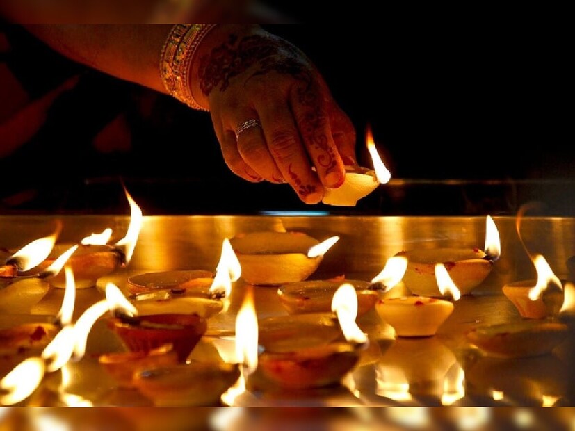 এছাড়াও, একটি পুরানো পাত্রে৪টি বাতি রেখে সরষের তেল দিয়ে জ্বালিয়ে দিন। ঘরের বাইরে দক্ষিণ দিকে রাখতে হবে। একে যম দ্বীপ  বলে।