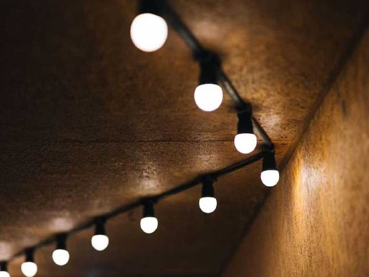 বাল্ব বদল—পুরানো প্রজন্মের বাল্ব প্রচুর বিদ্যুৎ খরচ করে। বদলে আধুনিক LED বাল্ব লাগানো প্রয়োজন। তাতে খরচ বাঁচবে।