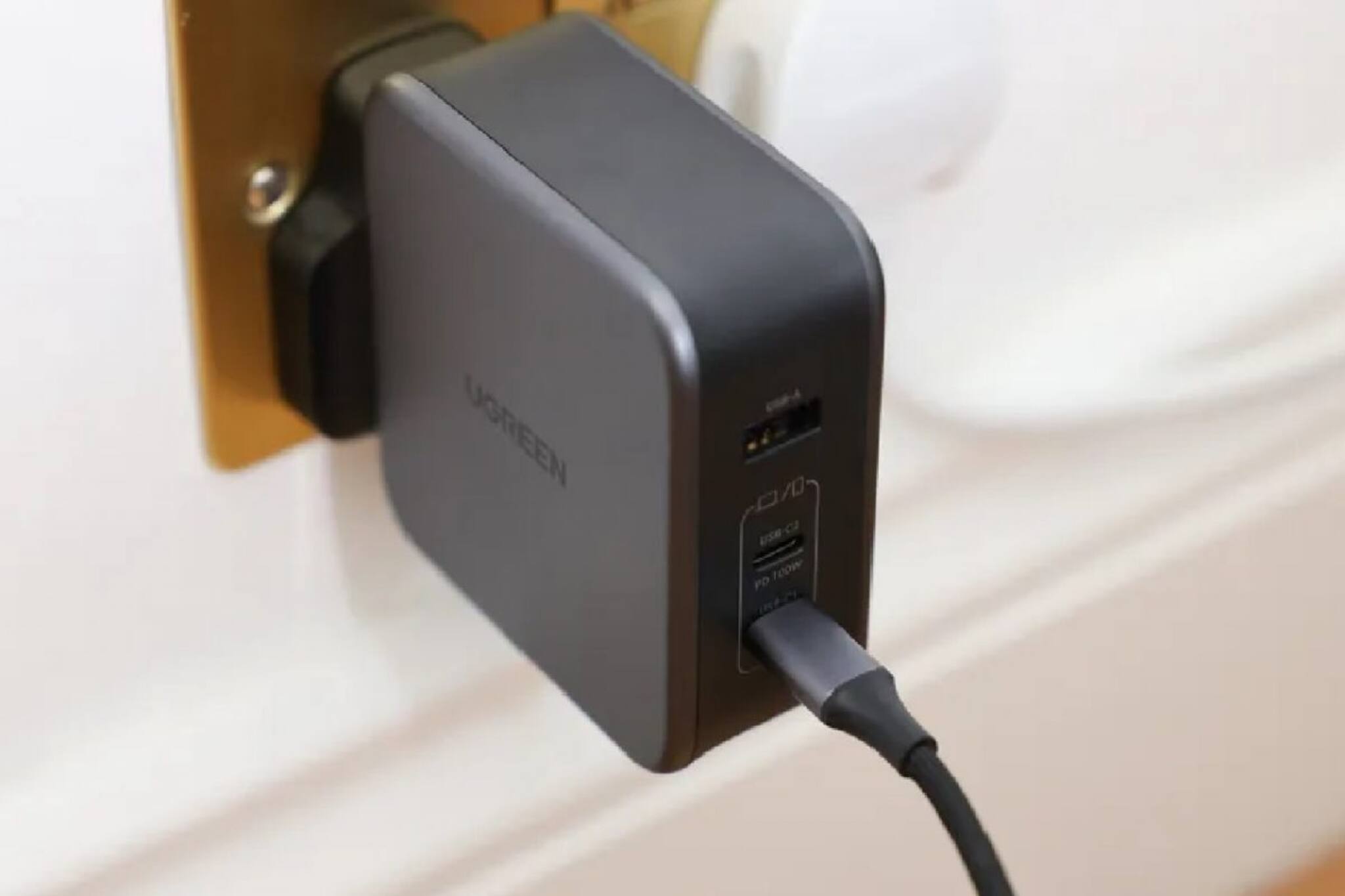 ফোন, ঘড়ি, ল্যাপটপ চার্জ হবে একটাই চার্জারে! নাম শুনেছেন এই যন্ত্রের? দেখুন তো