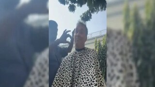 রাস্তায় বসে সেলুনে হেয়ার কাট- Photo Courresy- X account video grab রাস্তায় বসে সেলুনে হেয়ার কাট- Photo Courresy- X account video grab