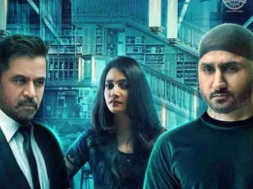 জেপিআর স্ট্যালিনের প্রায় ৮ কোটি টাকা ব্যয়ে নির্মিত ছবিটি মুখ থুবড়ে পড়ে বক্স অফিসে। অভিনেতারা সকলে নতুন মুখ হওয়ায় তেমন প্রচারও পায়নি। নবাগত হিসেবেই অভিনয় করেছেন ৪৩ বছরের হরভজনও। সহ-অভিনেতা ছিলেন লসলিয়া মারিয়ানেসান। এরপর অবশ্য ভাজ্জিকে আর কোনও ছবিতে দেখা যায়নি।