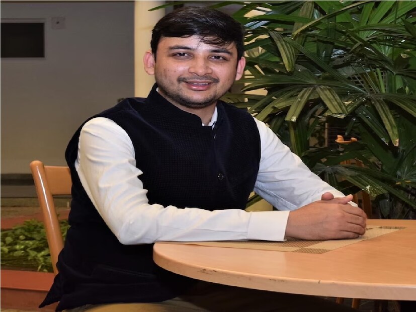 বি.টেক পড়ার সময়ই তিনি সমাজের উন্নয়নমূলক কাজের সঙ্গে যুক্ত হয়ে পড়েন৷ ২০১৫ সালে, গোরখপুরের তৎকালীন ডিএম, আইএএস রঞ্জন কুমারের নির্দেশনায়, তিনি গোরখপুর জেলার গ্রামীণ এলাকার যুবকদের জন্য গ্রামীণ যুব নেতৃত্ব কর্মসূচি  করেছিলেন। এর উদ্দেশ্য ছিল গ্রামীণ এলাকার যুবকদের মধ্যে নেতৃত্বের ক্ষমতা গড়ে তোলা।এই সময়ে নবীন, গোরখপুরের তৎকালীন কমিশনার পি গুরুপ্রসাদের সঙ্গে খোরাবার ব্লকের মতিরাম আড্ডা গ্রামকে দত্তক নেন। এই গ্রামের মানুষদের বিভিন্ন সরকারি পরিকল্পনা সম্পর্কে সচেতন করেছেন।