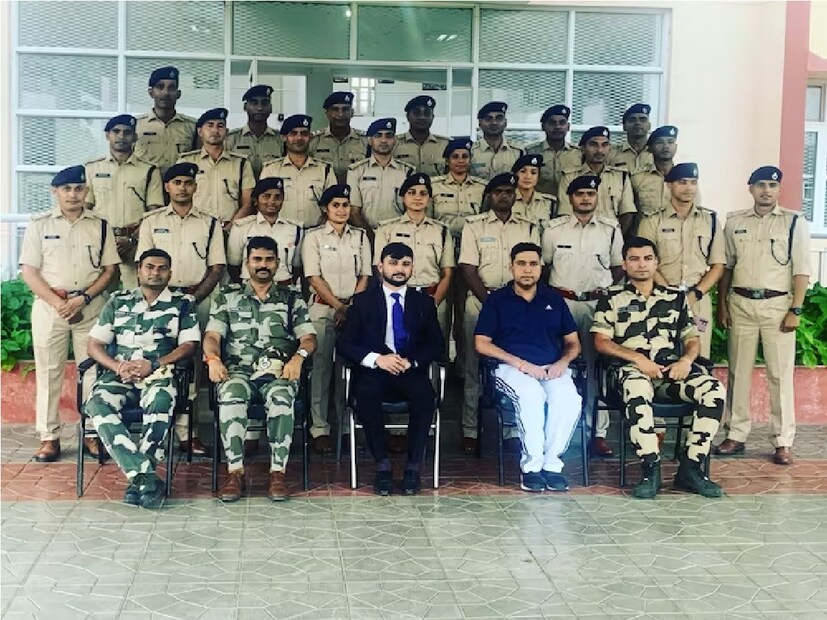 নবীন উত্তরপ্রদেশের চান্দৌলি জেলার সরকারি স্কুলে শিক্ষকদের সময়মত হাজিরা নিশ্চিত করতে &quot;অ্যাটেন্ডেন্স উইথ সেলফি&quot; প্রোগ্রামও শুরু করেছে। চান্দৌলি জেলার তৎকালীন জেলা ম্যাজিস্ট্রেট কুমার প্রশান্তের সহযোগিতায় ২০১৭ সালে শুরু হওয়া এই উদ্যোগটি জেলার ১৫০০ সরকারি স্কুলে বাস্তবায়িত হয়েছিল। এই উদ্যোগের সাফল্য দেখে, উত্তরপ্রদেশ সরকার রাজ্যের সমস্ত সরকারি স্কুলে এটি কার্যকর করেছে।, সামাজিক কাজের প্রতি নবীনের দৃঢ় সংকল্প এবং সাহসের পরিপ্রেক্ষিতে, তাকে নৌগড় তহসিলের উন্নয়নের জন্য ব্র্যান্ড অ্যাম্বাসাডরও মনোনীত করা হয়েছিল।