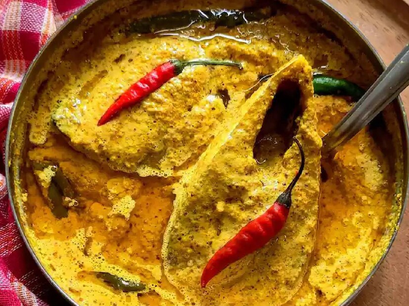 ইলিশ ভাপা- সর্ষে বাটা দিয়ে ইলিশ মাছ ম্যারিনেট করে রান্না হয়। কলাপাতায় মুড়ে অল্প আঁচে ভাপা হয় সেই মাছ। গরম ভাতের সঙ্গে এই রেসিপি যেন অমৃত।
