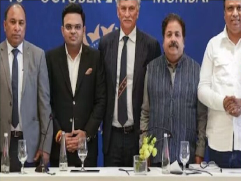 অস্ট্রেলিয়ার বিরুদ্ধে সিরিজের পর দক্ষিণ আফ্রিকা সফরে যাবে  টিম ইন্ডিয়া। ভারত বনাম দক্ষিণ আফ্রিকা ৩টি টি-টোয়েন্টি ম্যাচের সিরিজ  খেলা হবে৷ টিম ইন্ডিয়া এই সিরিজে ফের ফেরত পেতে পারে তারকা ক্রিকেটার বিরাট কোহলিকে৷  দক্ষিণ আফ্রিকার বিরুদ্ধে টি-টোয়েন্টি সিরিজে তাঁকে দলে রেখেই সাজানো হতে পারে টিম৷ বিশ্রামের পর এই সিরিজে ফিরতে পারেন কেএল রাহুলও৷