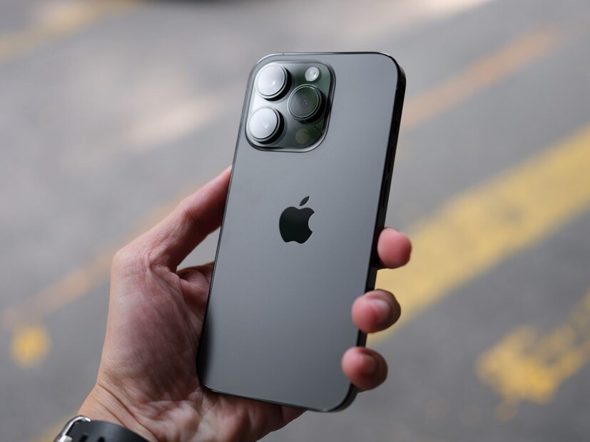 iPhone 15 Pro - অনেকেই ভাবছে কেন আমরা ১৫ প্রো ম্যাক্সের পরিবর্তে আইফোন ১৫ প্রো মডেলটি অন্তর্ভুক্ত করেছি। প্রথমত, আমরা প্রাইজ ট্যাগ বিবেচনা করেছি এবং ক্যামেরা ফিচারের দিক থেকে আইফোন ১৫ প্রো-এর কোনও ঘাটতি নেই। এই ফোনে টাইটানিয়াম ফিনিশ, এ১৭ বায়োনিক চিপ এবং একটি বড় ব্যাটারি রয়েছে। অন্য দিকে, যখন ক্যামেরার কথা আসে, এই ফোনে রয়েছে ৪৮MP, ১২MP এবং ১২MP সেন্সরের ট্রিপল ক্যামেরা সেটআপ, যা বেশিরভাগ লোককে ফটোর গুণমান নিয়ে খুশি করতে পারে, তা দিনে হোক বা কম আলোতে।