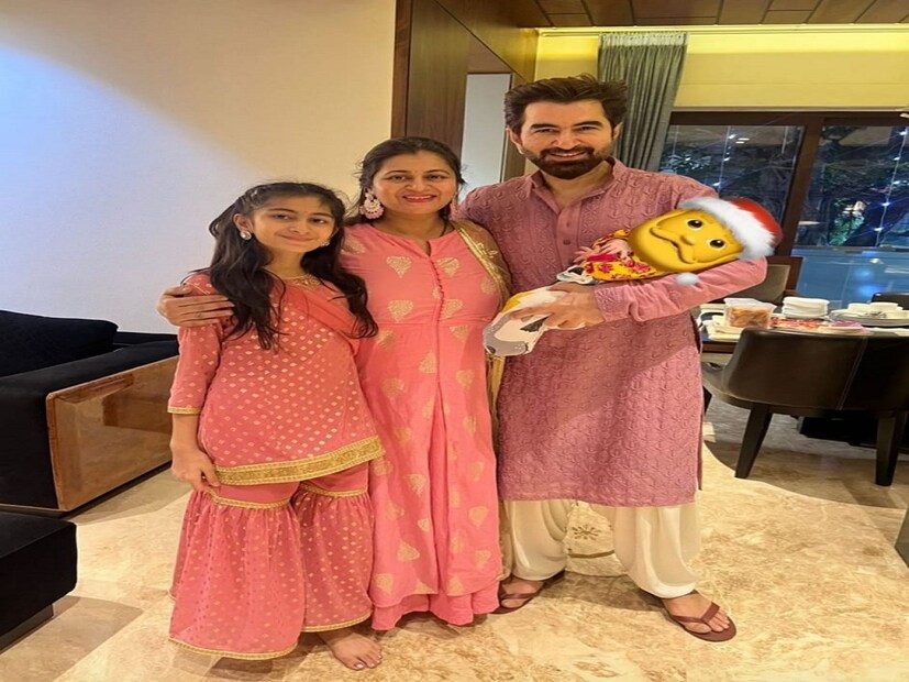দ্বিতীয়বার পুত্র সন্তানের বাবা হয়েছেন  সুপারস্টার জিৎ৷ তবে এখনও পর্যন্ত ছেলের মুখ দেখাননি অভিনেতা৷ ছেলেকে কোলে নিয়ে ছবি পোস্ট করলেও মুখ ঢেকে রেখেছেন অভিনেতা৷