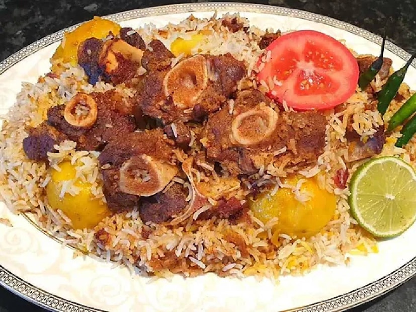 কাচ্চি বিরিয়ানি- সুগন্ধি চালের সঙ্গে কাঁচা মাংস সরাসরি রান্না করা হয়, তাই এর নাম হয়েছে কাচ্চি। মাটির পাত্রে রান্না হয়। কবাব আর চাটনি দিয়ে খেলে এর স্বাদ অতুলনীয়।