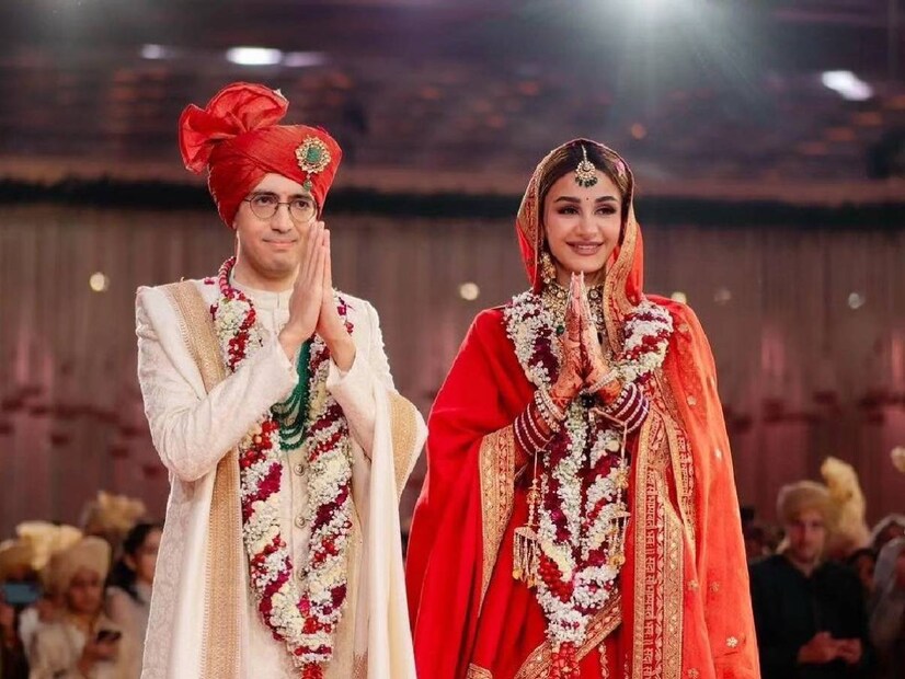সদ্য তাঁদের ছবি ঘুরে বেড়াচ্ছে নেটদুনিয়ায়। ধনবকুবের এবং মডেলের বিয়ের ছবিতে মুগ্ধ নেটপাড়া। অদিতি মডেলিংয়ের পাশাপাশি অভিনয়ও করেন মাঝেমধ্যে। বিয়ের লাল লহেঙ্গাতেও অপরূপ দেখাচ্ছিল অদিতিকে।