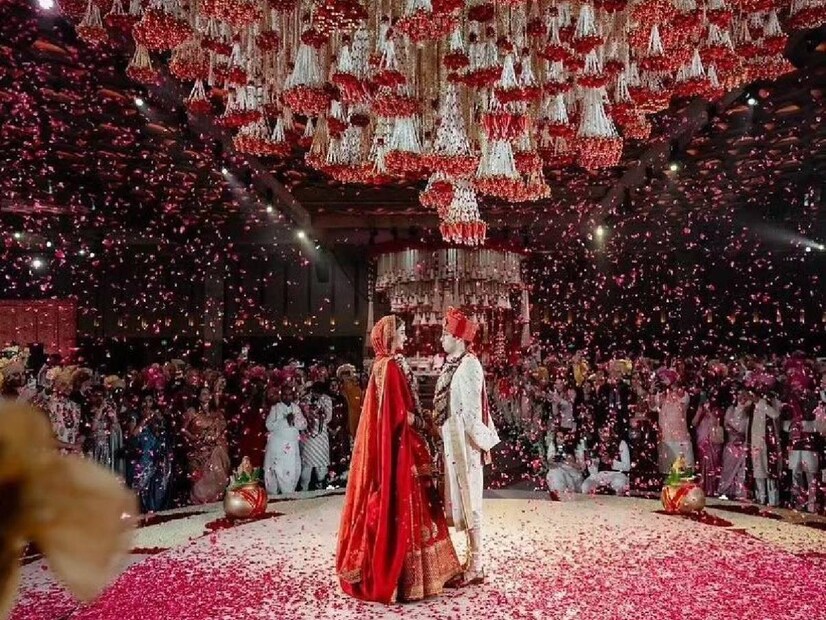 বাবা, উদয় কোটাকের নিজস্ব ব্যাঙ্কের ডিজিটাল-ফার্স্ট মোবাইল ব্যাঙ্কের শাখার ভাইস প্রেসিডেন্টেকর পদে বসেছেন জয়। তিনিও এখন ধনকুবের বটে। তাঁদের বিয়েতে উপস্থিত ছিলেন দেশের নামী নামী শিল্পপতিরা।