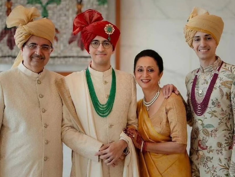 এই বছরই বাগদান সারেন অদিতি এবং জয়। সেই সময়ে জয় নিজেই সোশ্যাল মিডিয়ায় পোস্ট করে অদিতিকে শুভেচ্ছা জানান। তিনি লেখেন, ‘আমার বাগদত্তা, মিস অদিতি ইয়েল বিশ্ববিদ্যালয় থেকে এমবিএ পাশ করেছে। আমি গর্বিত তোমায় নিয়ে।’
