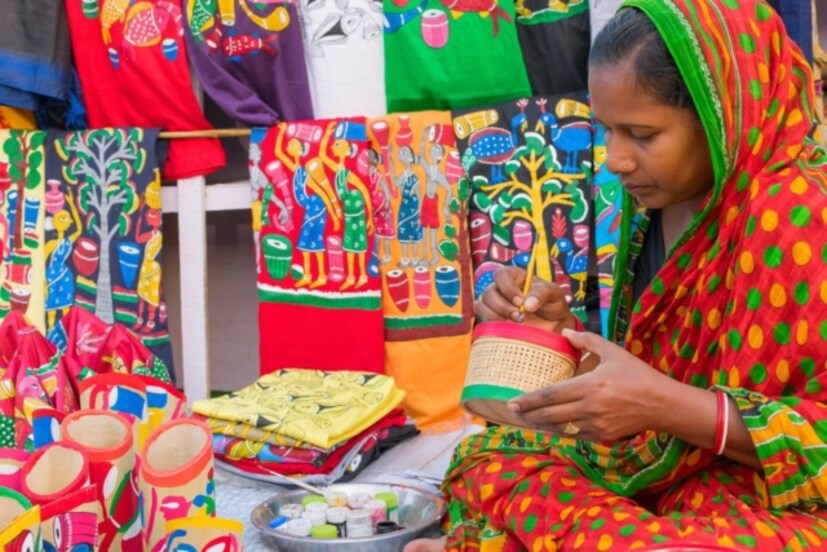 লক্ষ্মীর ভাণ্ডারের নিয়ম অনুযায়ী কোনও মহিলার বয়স ২৫ বছর হলেই তিনি লক্ষ্মীর ভাণ্ডার প্রকল্পের জন্য আবেদন করতে পারবেন। তবে লক্ষ্মীর ভাণ্ডারে গ্রাম ও শহরের জন্য আলাদা নিয়মে আবেদন করতে হবে।