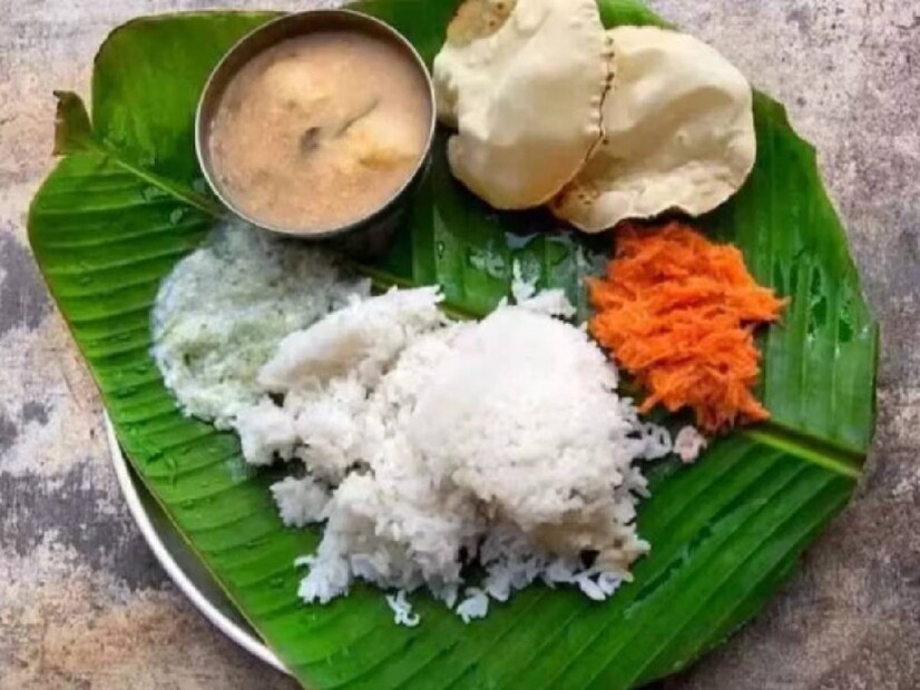 এছাড়াও রয়েছে কলার পাতা। এতে পলিফেনল নামক প্রাকৃতিক অ্যান্টিঅক্সিডেন্ট রয়েছে। এই পাতা যখন তাজা থাকে এবং এতে গরম খাবার পরিবেশন করা হয়, তখন এই অ্যান্টিঅক্সিডেন্ট খাবারে দ্রবীভূত হতে শুরু করে। এমন অবস্থায় খাবার খেলে শরীরে প্রয়োজনীয় সমস্ত উপাদান পাওয়া যায়। কলাপাতায় রয়েছে প্রচুর পরিমাণে অ্যান্টিঅক্সিডেন্ট, ভিটামিন এ, ক্যালসিয়াম এবং ক্যারোটিনের মতো নানা স্বাস্থ্যকর উপাদান।