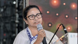 বাণিজ্য সম্মেলনের মঞ্চে মুখ্যমন্ত্রী মমতা বন্দ্যোপাধ্যায়৷ ছবি- পিটিআই